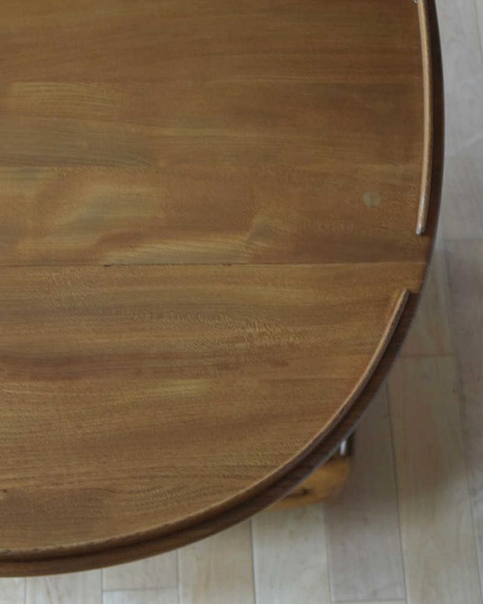 アーコールの家具　アンティーク家具　３つのサイズに切り替えができるERCOL社のヴィンテージワゴンテーブル。近づいてみると･･･修復にもいろんな方法がありますが、Handleでは塗装にこだわって古い塗装を剥離して再塗装していますのでピカピカです。(x-1051-f)