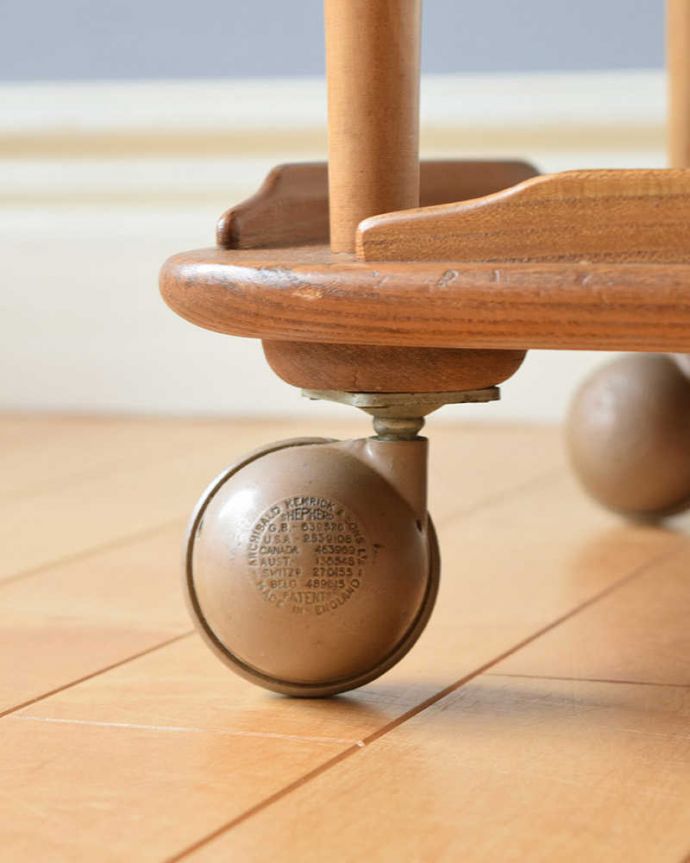 アーコールの家具　アンティーク家具　３つのサイズに切り替えができるERCOL社のヴィンテージワゴンテーブル。ちゃんと動きます脚先にはキャスターが。(x-1051-f)