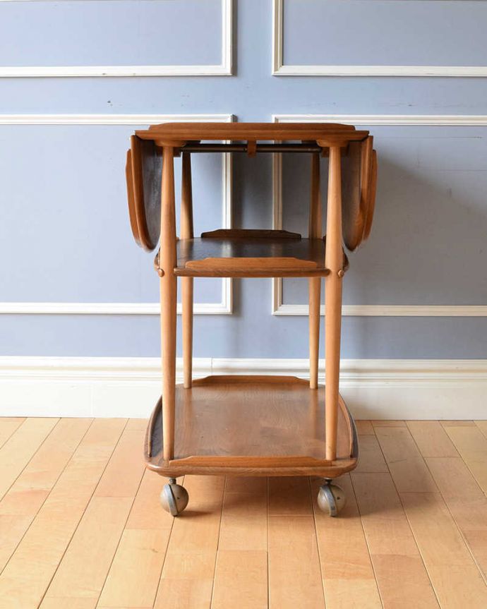 アーコールの家具　アンティーク家具　３つのサイズに切り替えができるERCOL社のヴィンテージワゴンテーブル。キッチンだけじゃもったいない！アンティークのワゴンはデザインもキレイなので、キッチン用として使うだけじゃなく、家具としていろいろ使えます。(x-1051-f)