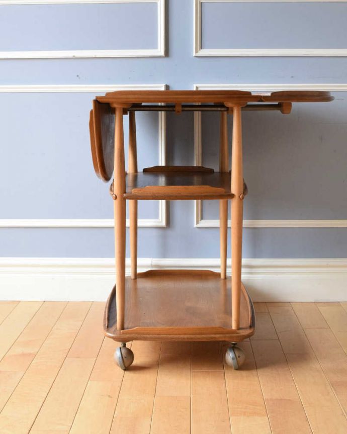 アーコールの家具　アンティーク家具　３つのサイズに切り替えができるERCOL社のヴィンテージワゴンテーブル。片方開いて･･･リーフを片方だけ開いて使うことも出来ます。(x-1051-f)