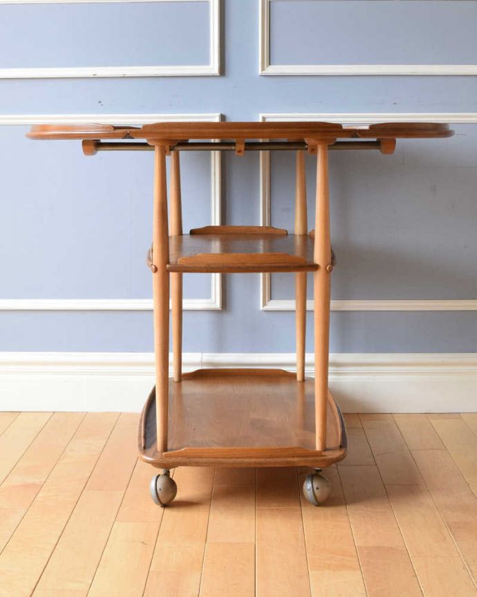 アーコールの家具　アンティーク家具　３つのサイズに切り替えができるERCOL社のヴィンテージワゴンテーブル。両方開くとリーフを両方開くと、大きなサイズに。(x-1051-f)