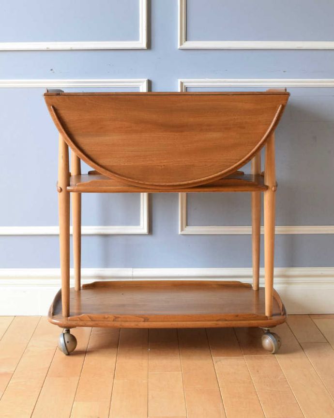 アーコールの家具　アンティーク家具　３つのサイズに切り替えができるERCOL社のヴィンテージワゴンテーブル。360度、どこから見てもキレイアンティークは新品ではないので、もちろん経年変化によるキズはありますが、専門の職人がキレイにお直しをしているので、どの角度から見てもキレイです。(x-1051-f)