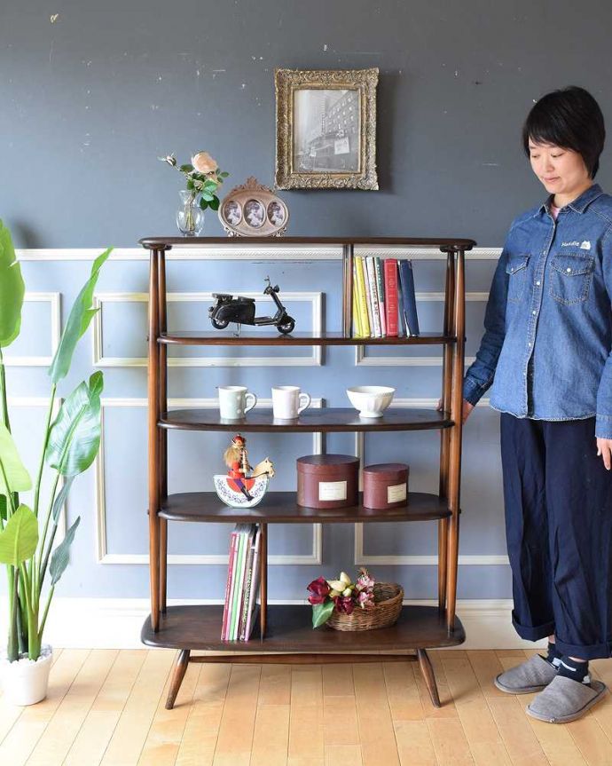 アーコールの家具 アンティーク家具 見せる収納もオシャレに!間仕切りにも使えるアーコール社のディバイダー。お部屋の真ん中で使えちゃうヴィンテージの家具ディバインダーとは、もともと本棚や間仕切りのこと。(x-1052-f)