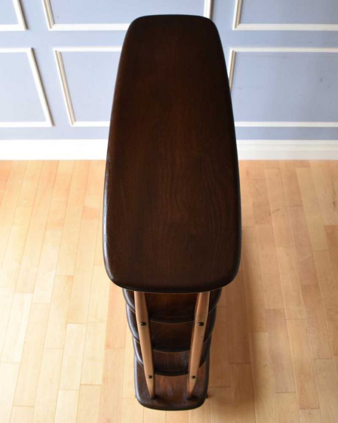 アーコールの家具 アンティーク家具 見せる収納もオシャレに!間仕切りにも使えるアーコール社のディバイダー。天板を上から見てみると・・・ヴィンテージ家具は年代も若いので、修復の仕方は様々ですが、Handleはアンティーク専門家具屋らしく見えない部分もしっかりキレイに仕上げました。(x-1052-f)