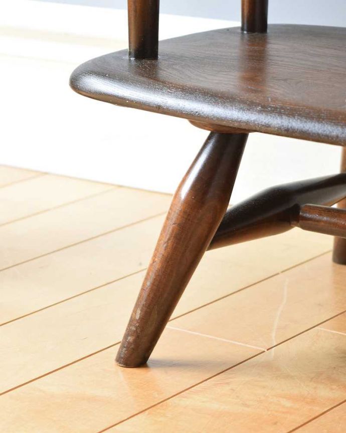 アーコールの家具 アンティーク家具 見せる収納もオシャレに!間仕切りにも使えるアーコール社のディバイダー。女性1人でラクラク運べちゃうんですHandleのアンティークは、脚の裏にフェルトキーパーをお付けしています。(x-1052-f)