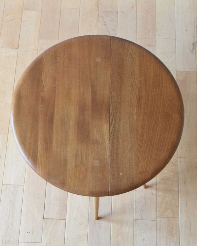 アーコールの家具 アンティーク家具 ERCOL社のアンティークの伸張式テーブル、小さいドロップリーフコーヒーテーブル 。上から見るとまん丸の形広げた状態で天板を見てみるとこんな感じ。(x-1053-f)