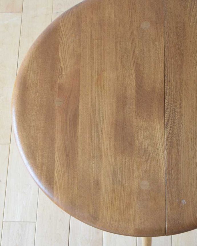 アーコールの家具 アンティーク家具 ERCOL社のアンティークの伸張式テーブル、小さいドロップリーフコーヒーテーブル 。天板を近くで見るとこんな感じ。(x-1053-f)