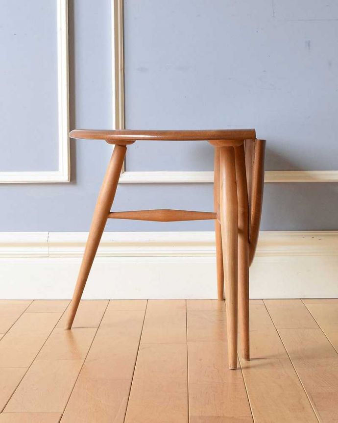 アーコールの家具 アンティーク家具 ERCOL社のアンティークの伸張式テーブル、小さいドロップリーフコーヒーテーブル 。片方閉じるとこんな感じ壁にピタッとくっつけることも出来ちゃう半円形。(x-1053-f)