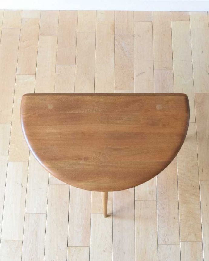 アーコールの家具 アンティーク家具 ERCOL社のアンティークの伸張式テーブル、小さいドロップリーフコーヒーテーブル 。パタンと閉じればコンパクトに使わないときは、たたんで壁につけておけば、お部屋が広く使えます。(x-1053-f)