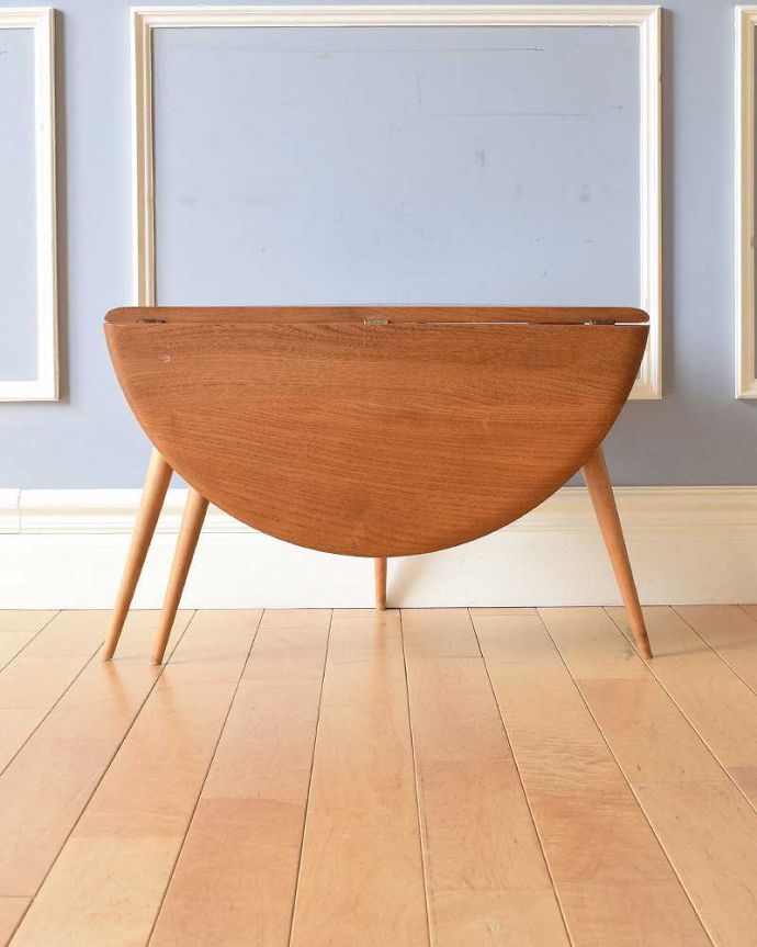 アーコールの家具 アンティーク家具 ERCOL社のアンティークの伸張式テーブル、小さいドロップリーフコーヒーテーブル 。こっちから見ると・・・可愛いでしょう~?!360度、どの角度から見てもスマートです。(x-1053-f)