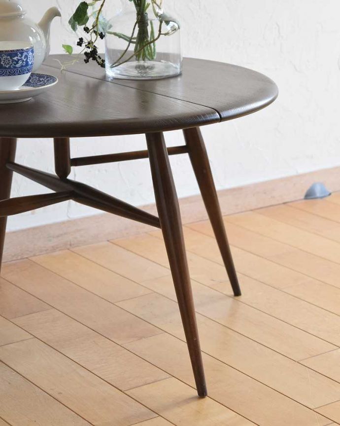 アーコールの家具 アンティーク家具 チョコレートブラウンのアーコール家具、伸張式のドロップリーフコーヒーテーブル。シンプルでスッキリとカッコいい脚アーコールらしいスッキリとしたデザインの脚。(x-1054-f)