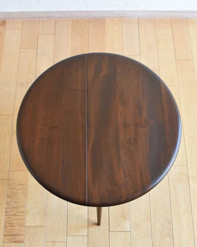 アーコールの家具 アンティーク家具 チョコレートブラウンのアーコール家具、伸張式のドロップリーフコーヒーテーブル。上から見るとまん丸の形広げた状態で天板を見てみるとこんな感じ。(x-1054-f)