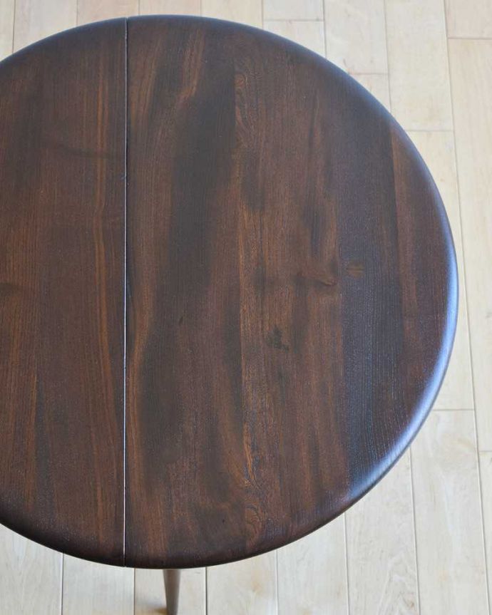 アーコールの家具 アンティーク家具 チョコレートブラウンのアーコール家具、伸張式のドロップリーフコーヒーテーブル。天板を近くで見るとこんな感じ。(x-1054-f)