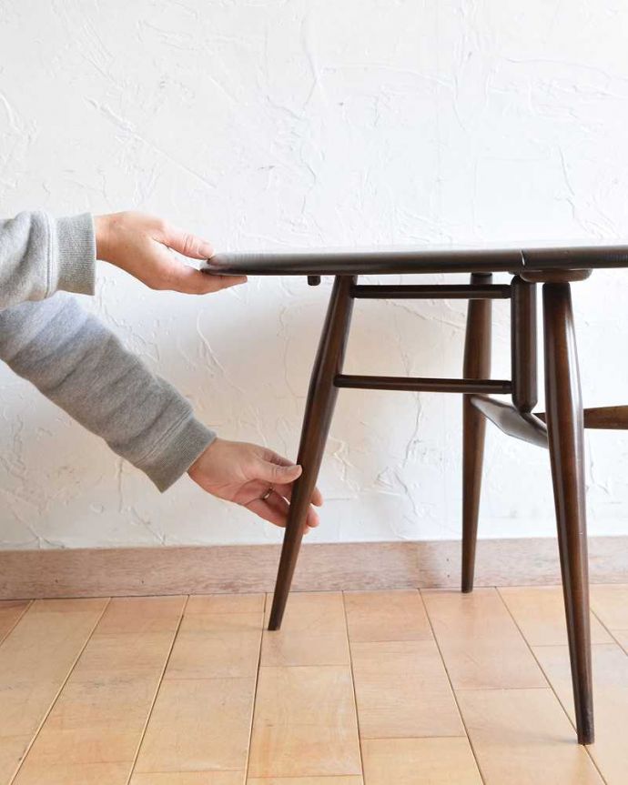 アーコールの家具 アンティーク家具 チョコレートブラウンのアーコール家具、伸張式のドロップリーフコーヒーテーブル。あっという間にサイズが変えれます。(x-1054-f)