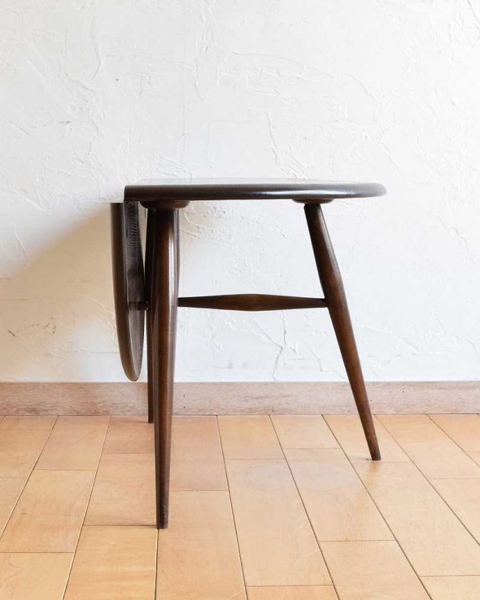 アーコールの家具 アンティーク家具 チョコレートブラウンのアーコール家具、伸張式のドロップリーフコーヒーテーブル。片方閉じるとこんな感じ壁にピタッとくっつけることも出来ちゃう半円形。(x-1054-f)