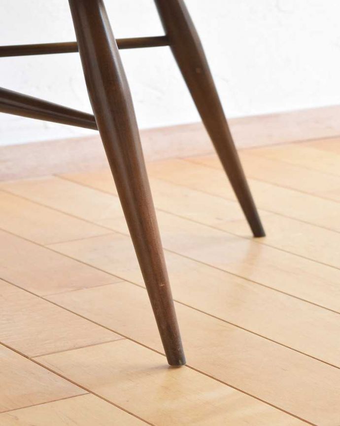 アーコールの家具 アンティーク家具 チョコレートブラウンのアーコール家具、伸張式のドロップリーフコーヒーテーブル。持ち上げなくても移動できます!Handleのアンティークは、脚の裏にフェルトキーパーをお付けしていますので、持ち上げなくても床を滑らせて移動させることが出来ます。(x-1054-f)