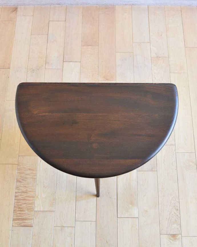 アーコールの家具 アンティーク家具 チョコレートブラウンのアーコール家具、伸張式のドロップリーフコーヒーテーブル。パタンと閉じればコンパクトに使わないときは、たたんで壁につけておけば、お部屋が広く使えます。(x-1054-f)