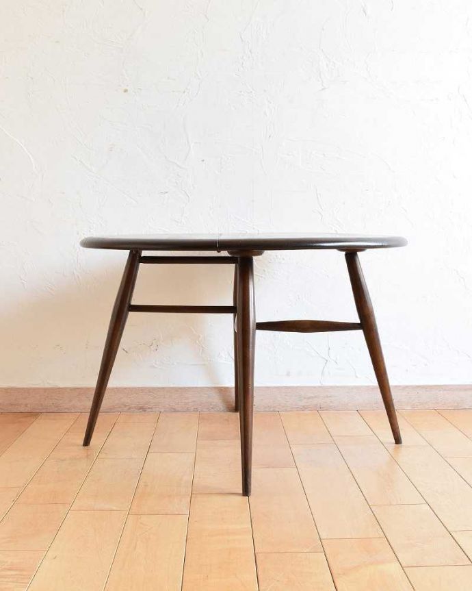 アーコールの家具 アンティーク家具 チョコレートブラウンのアーコール家具、伸張式のドロップリーフコーヒーテーブル。開いた脚の形にも注目!凝った足元のデザイン。(x-1054-f)