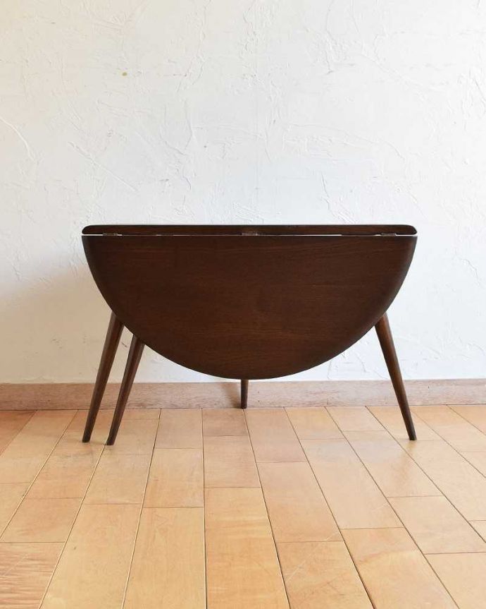 アーコールの家具 アンティーク家具 チョコレートブラウンのアーコール家具、伸張式のドロップリーフコーヒーテーブル。こっちから見ると・・・可愛いでしょう~?!360度、どの角度から見てもスマートです。(x-1054-f)