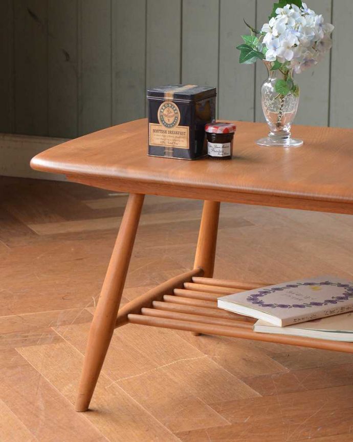 アーコールの家具　アンティーク家具　北欧スタイルの定番ブランド、アーコール社の棚付きコーヒーテーブル。クールな表情の中に見えるアーコールらしい優しさアーコールの家具って、角の落とし方が独特。(x-1056-f)