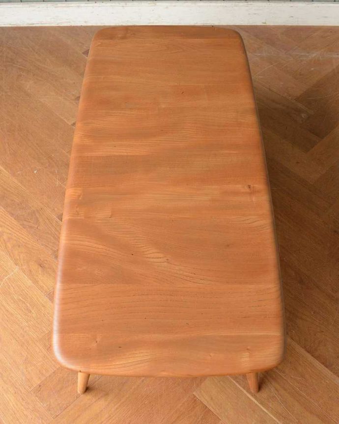 アーコールの家具　アンティーク家具　北欧スタイルの定番ブランド、アーコール社の棚付きコーヒーテーブル。やっぱり気になる天板の仕上げ方コーヒーテーブルの主役はやっぱり天板。(x-1056-f)