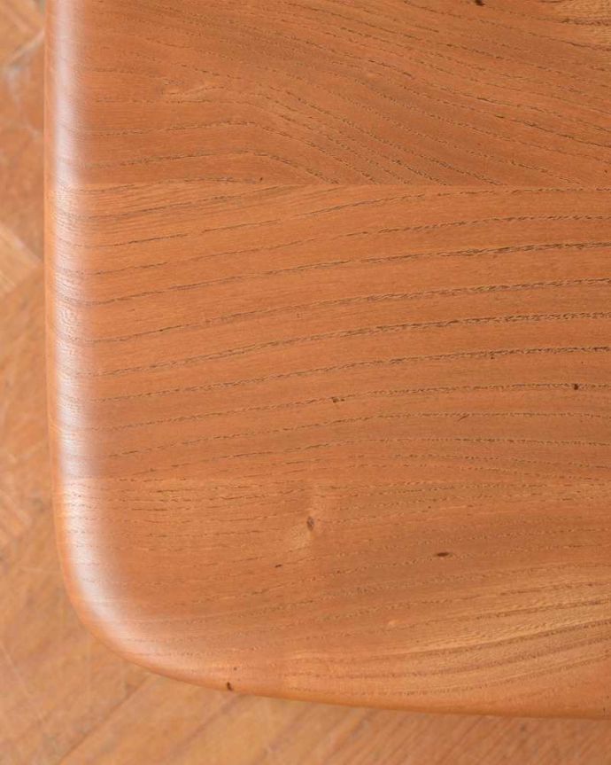 アーコールの家具　アンティーク家具　北欧スタイルの定番ブランド、アーコール社の棚付きコーヒーテーブル。天板のデザインもステキデザインの一部になっている天板の穴は、取っ手代わりに。(x-1056-f)