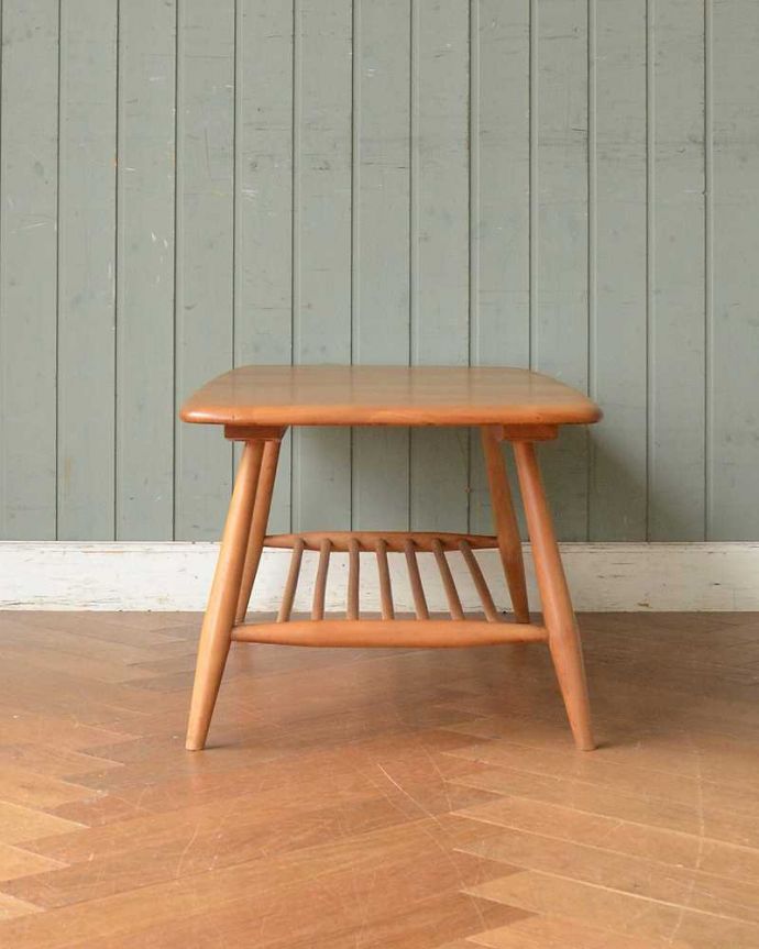 アーコールの家具　アンティーク家具　北欧スタイルの定番ブランド、アーコール社の棚付きコーヒーテーブル。クルッと回転。(x-1056-f)