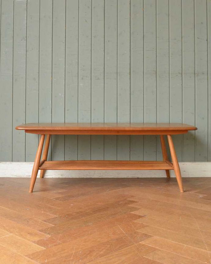 アーコールの家具　アンティーク家具　北欧スタイルの定番ブランド、アーコール社の棚付きコーヒーテーブル。こちら側も、もちろんキレイです！アンティークは新品ではないので、もちろん経年変化によるキズはありますが、専門の職人がキレイにお直しをしているので、どの角度から見てもキレイです。(x-1056-f)