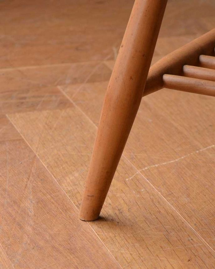 アーコールの家具　アンティーク家具　北欧スタイルの定番ブランド、アーコール社の棚付きコーヒーテーブル。持ち上げなくても移動できます！Handleのアンティークは、脚の裏にフェルトキーパーをお付けしていますので、持ち上げず床を滑らせても移動できます。(x-1056-f)