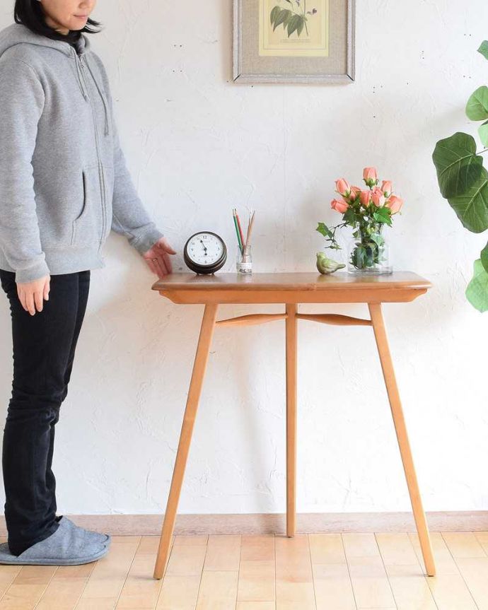 アーコールの家具　アンティーク家具　アーコールのダイニングテーブルにピタッとくっつけられる、便利なアンティークエンドテーブル。スッキリした脚のアーコールのエンドテーブルアーコールらしいフォルムが特長のエンドテーブル。(x-1057-f)