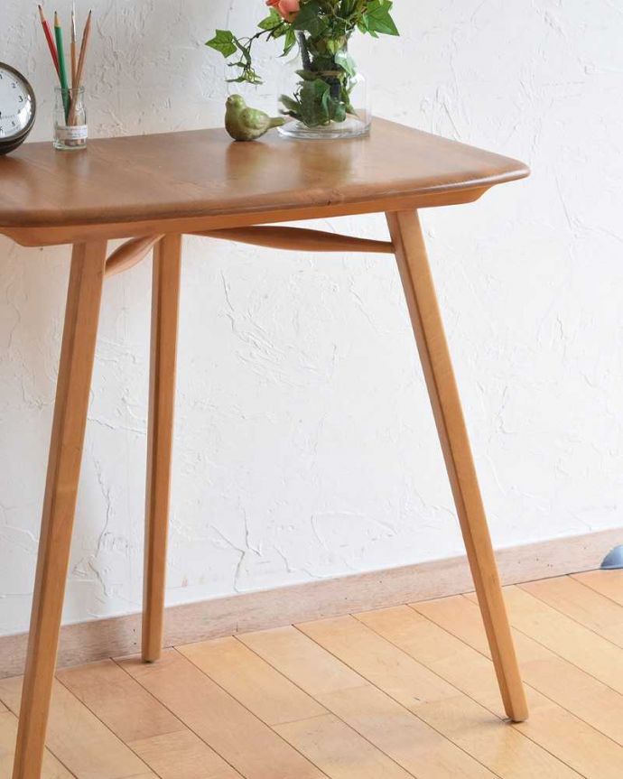 アーコールの家具　アンティーク家具　アーコールのダイニングテーブルにピタッとくっつけられる、便利なアンティークエンドテーブル。シンプルでスッキリ。(x-1057-f)