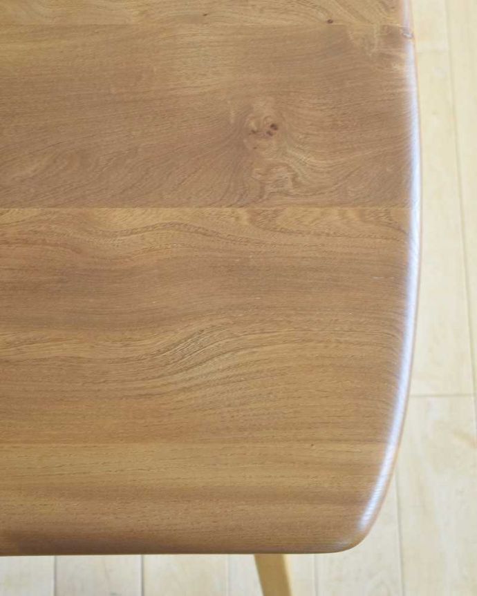 アーコールの家具　アンティーク家具　アーコールのダイニングテーブルにピタッとくっつけられる、便利なアンティークエンドテーブル。アーコールらしさのヒミツ優しく角がとってあるテーブル。(x-1057-f)