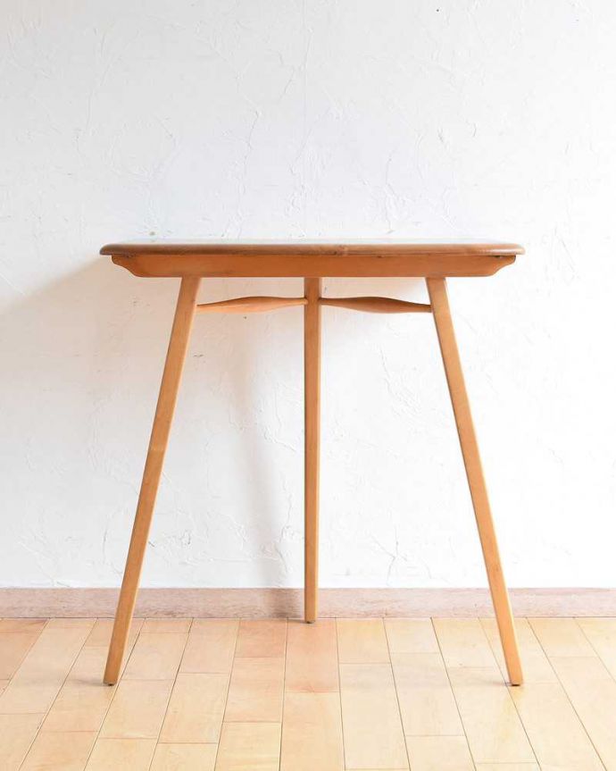 アーコールの家具　アンティーク家具　アーコールのダイニングテーブルにピタッとくっつけられる、便利なアンティークエンドテーブル。クルッと回転。(x-1057-f)