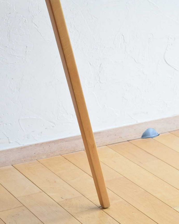 アーコールの家具　アンティーク家具　アーコールのダイニングテーブルにピタッとくっつけられる、便利なアンティークエンドテーブル。引きずっても大丈夫アーコールは軽いので簡単に持ち運び出来ますが、Handleのアンティークの脚の裏にはフェルトキーパーをお付けしていますので、床を滑らせても移動が出来ます。(x-1057-f)