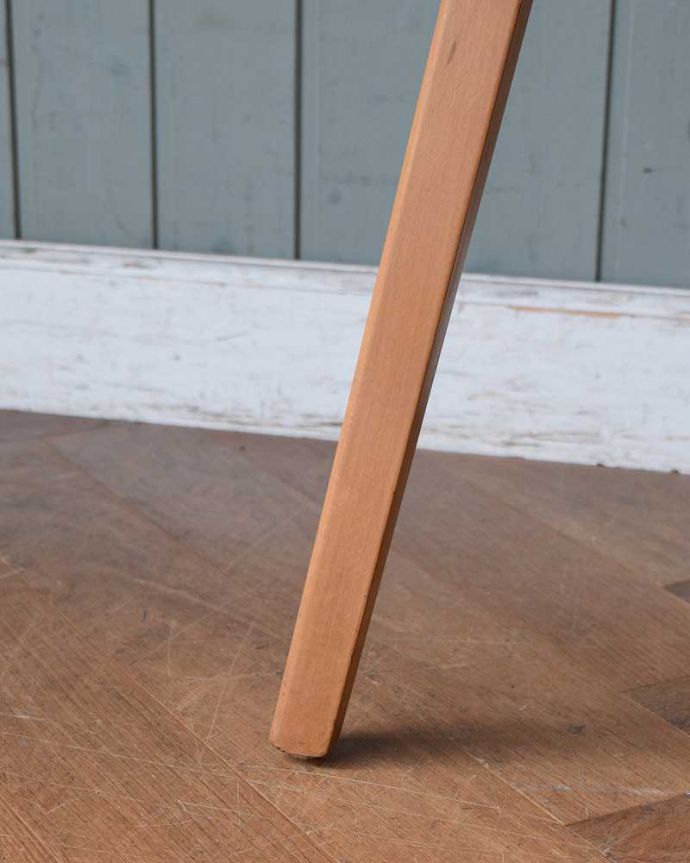 アーコールの家具　アンティーク家具　アーコールのダイニングテーブルの継ぎ足し用のエンドテーブル（サイドテーブル）。持ち上げなくても移動できます！Handleのアンティークは、脚の裏にフェルトキーパーをお付けしていますので、持ち上げず床を滑らせても移動できます。(x-1058-f)