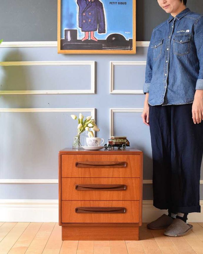 G-PLAN(Gプラン)　アンティーク家具　G-PLANのフレスコシリーズ、ヴィンテージ家具、北欧デザインのベットサイドチェスト（３段）。スッキリとしたシンプルなデザイン北欧スタイルのチェストは、やっぱり見た目がカッコいい！シンプルなのでどんなお部屋にも似合います。(x-1059-f)