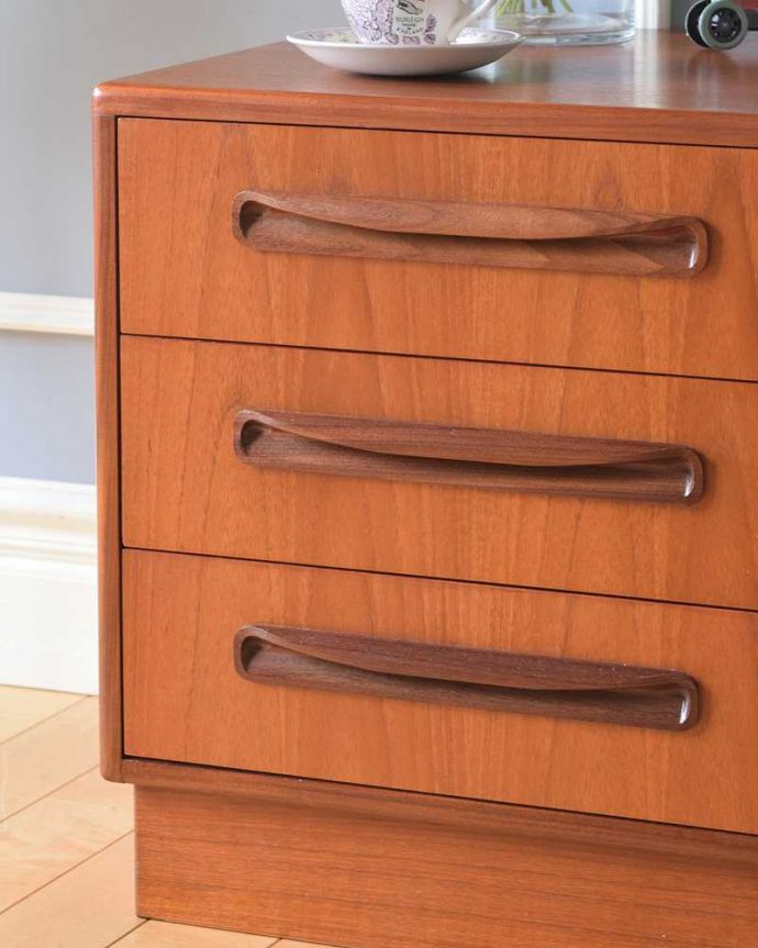 G-PLAN(Gプラン)　アンティーク家具　G-PLANのフレスコシリーズ、ヴィンテージ家具、北欧デザインのベットサイドチェスト（３段）。見えない所もこだわっていますヴィンテージの家具は年代が若いので簡単な修復だけでも使えちゃうんだけれど、長く使って頂けるように、見えない部分もしっかりこだわって修復しています。(x-1059-f)