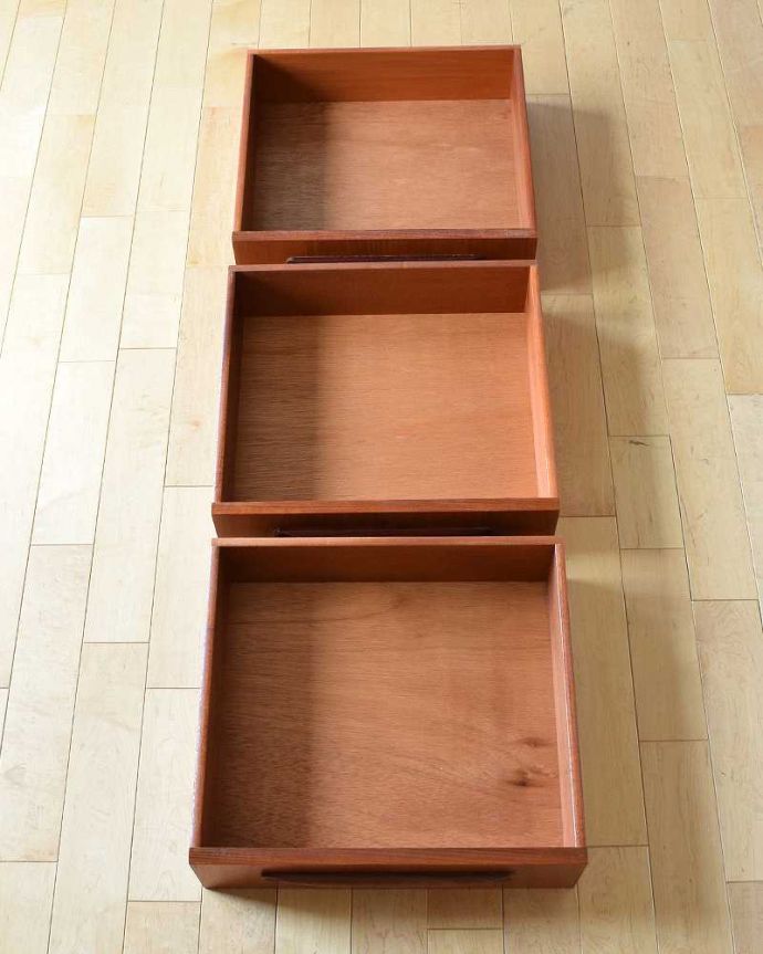 G-PLAN(Gプラン)　アンティーク家具　G-PLANのフレスコシリーズ、ヴィンテージ家具、北欧デザインのベットサイドチェスト（３段）。引き出しの中もキレイに修復しました。(x-1059-f)