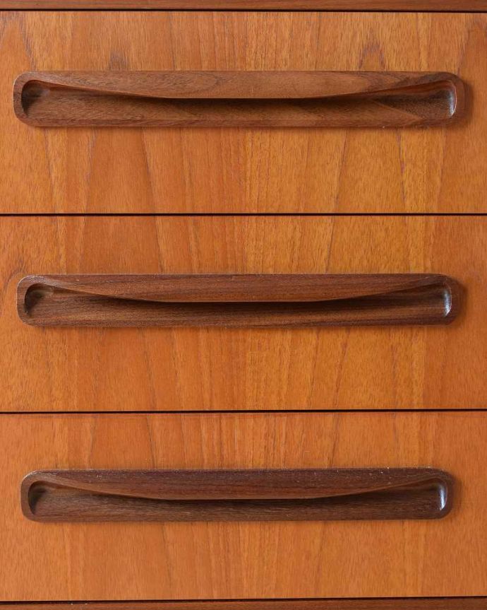 G-PLAN(Gプラン)　アンティーク家具　G-PLANのフレスコシリーズ、ヴィンテージ家具、北欧デザインのベットサイドチェスト（３段）。シンプルでカッコいい取っ手。(x-1059-f)