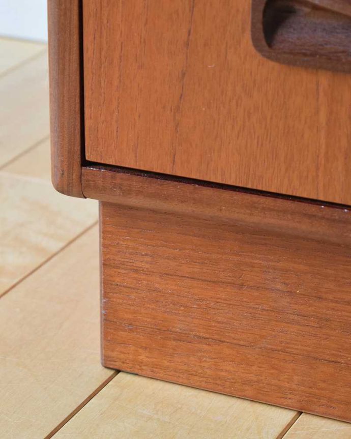 G-PLAN(Gプラン)　アンティーク家具　G-PLANのフレスコシリーズ、ヴィンテージ家具、北欧デザインのベットサイドチェスト（３段）。女性1人でラクラク運べちゃう仕掛けHandleのアンティークは、脚の裏にフェルトキーパーをお付けしています。(x-1059-f)