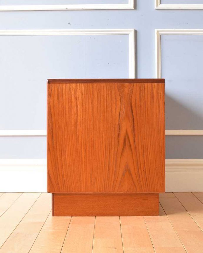 G-PLAN(Gプラン)　アンティーク家具　G-PLANのフレスコシリーズ、ヴィンテージ家具、北欧デザインのベットサイドチェスト（３段）。横から見てもステキ横から見てもスッキリとしてカッコいい！。(x-1059-f)