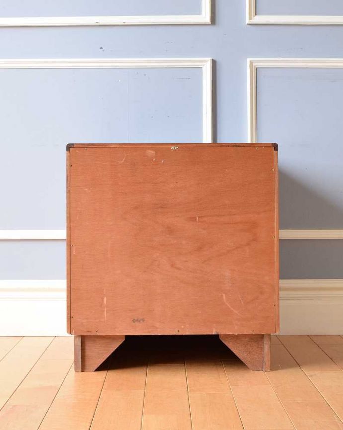 G-PLAN(Gプラン)　アンティーク家具　G-PLANのフレスコシリーズ、ヴィンテージ家具、北欧デザインのベットサイドチェスト（３段）。修復してあるので後ろ姿もキレイです。(x-1059-f)