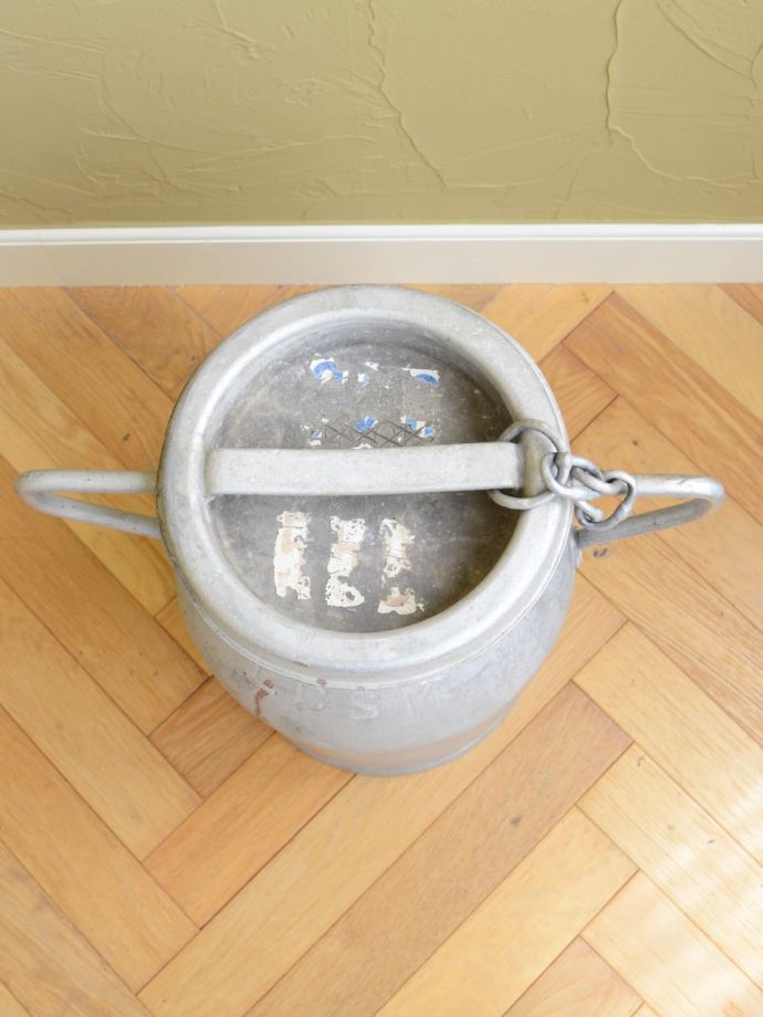 蓋付きのミルク缶