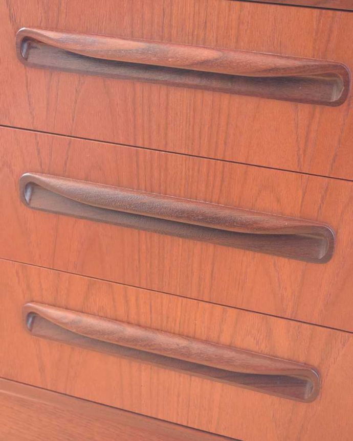 G-PLAN(Gプラン)　アンティーク家具　人気のG-PLANの小さなヴィンテージ家具、ナイトテーブルにもおススメの3段チェスト。シンプルでカッコいい取っ手。(x-1060-f)