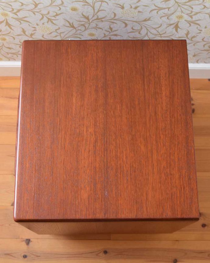 G-PLAN(Gプラン)　アンティーク家具　人気のG-PLANの小さなヴィンテージ家具、ナイトテーブルにもおススメの3段チェスト。上から見ると･･･天板はこんな感じです。(x-1060-f)