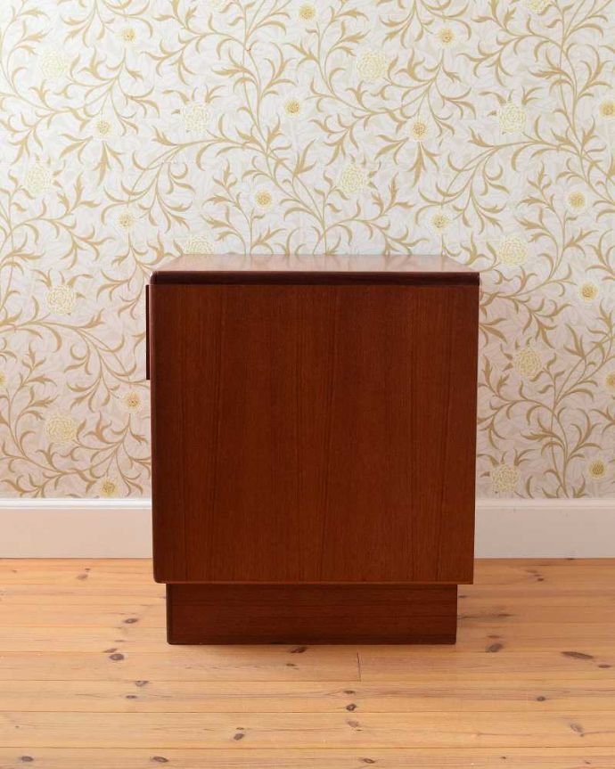 G-PLAN(Gプラン)　アンティーク家具　人気のG-PLANの小さなヴィンテージ家具、ナイトテーブルにもおススメの3段チェスト。横から見てもステキ横から見てもスッキリとしてカッコいい！。(x-1060-f)