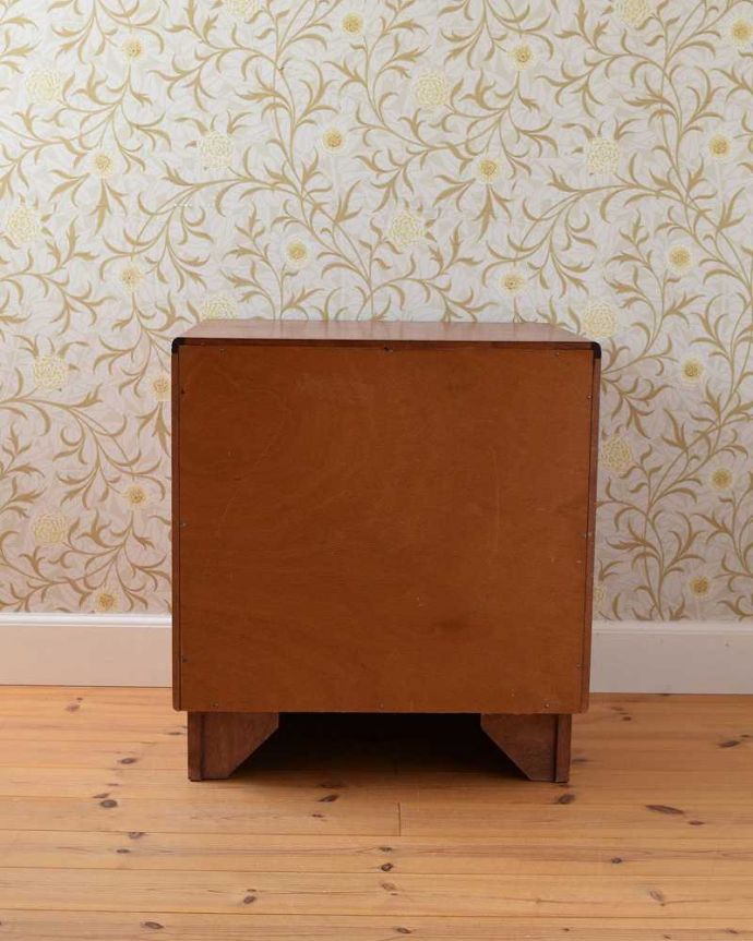 G-PLAN(Gプラン)　アンティーク家具　人気のG-PLANの小さなヴィンテージ家具、ナイトテーブルにもおススメの3段チェスト。修復してあるので後ろ姿もキレイです。(x-1060-f)