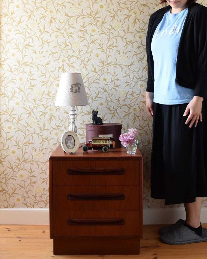 G-PLAN(Gプラン)　アンティーク家具　人気のG-PLANの小さなヴィンテージ家具、ナイトテーブルにもおススメの3段チェスト。スッキリとしたシンプルなデザイン北欧スタイルのチェストは、やっぱり見た目がカッコいい！シンプルなのでどんなお部屋にも似合います。(x-1060-f)