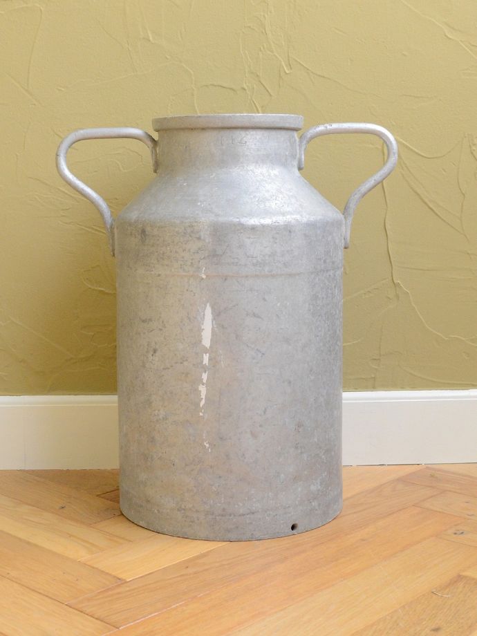 ミルク缶の後ろ姿