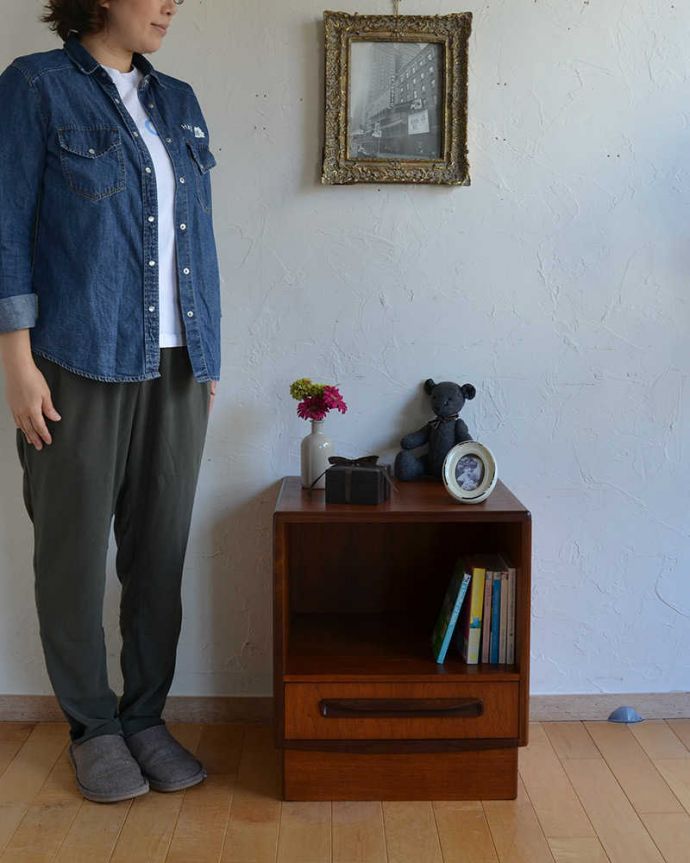 G-PLAN(Gプラン)　アンティーク家具　G-PLAN社のシンプルでオシャレなベッドサイドチェスト。スッキリとしたシンプルなデザイン北欧スタイルのチェストは、やっぱり見た目がカッコいい！シンプルなのでどんなお部屋にも似合います。(x-1061-f)